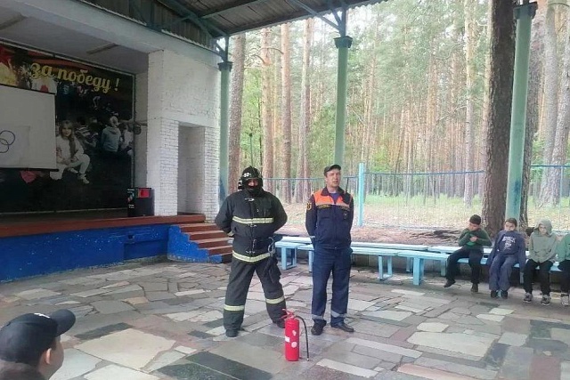 Безопасность на практике: пожарные обучили ребят из лагерей правилам поведения при пожаре